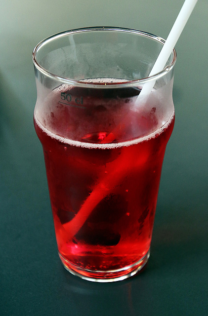 Un diabolo grenadine, mais  tu peux ramener ta fraise  .