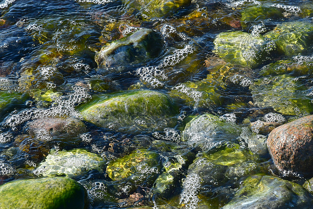 Steine und Wasser