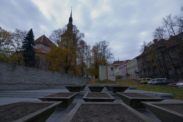 Denkmal für Eduard Vilde und die Nikolaikirche