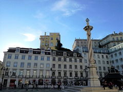 Loooking at the sky with my back against the Lisbon Municipality HQ