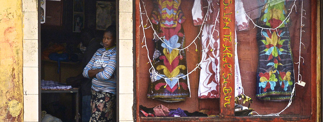 Femme dans porte de l'atelier de couture