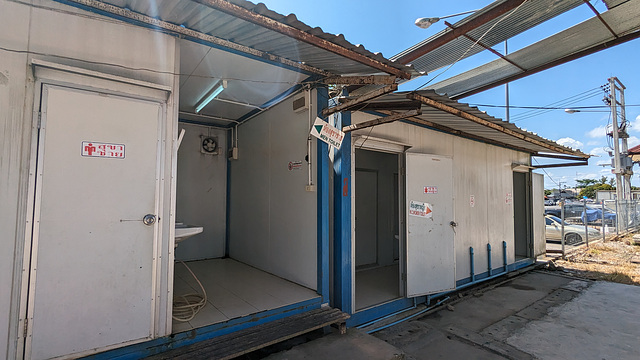 Toilettes ferroviaires / Railway station toilets