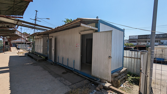 Railway station toilets / Toilettes de gare