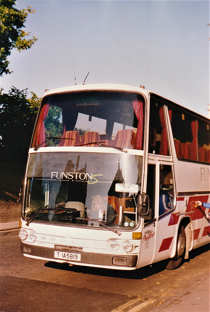 Funstons TIA 5819 (DVC 357Y) in Cambridge – 28 Aug 1989 (98-10)