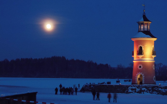 Leuchtturm amFasanenschlösschen in einer Winternacht