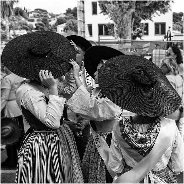 Qu'est-ce qu'y a  sous ton grand chapeau ? - Was verbirgt sich unter deinem großen Hut ? - What's under your big hat ?