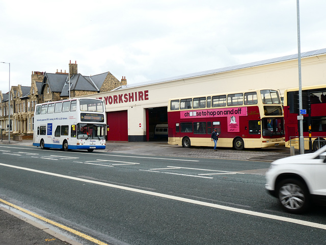East Yorkshire 9916 (665 EYL) passing the Hull garage - 3 May 2019 (1010542) East Yorkshire 9916 (665 EYL) passing the Hull garage - 3 May 2019 (1010542)