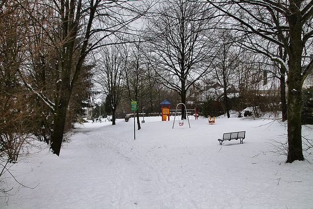 Schneebedeckter Spielplatz am Hansering (Breckerfeld) / 8.03.2023