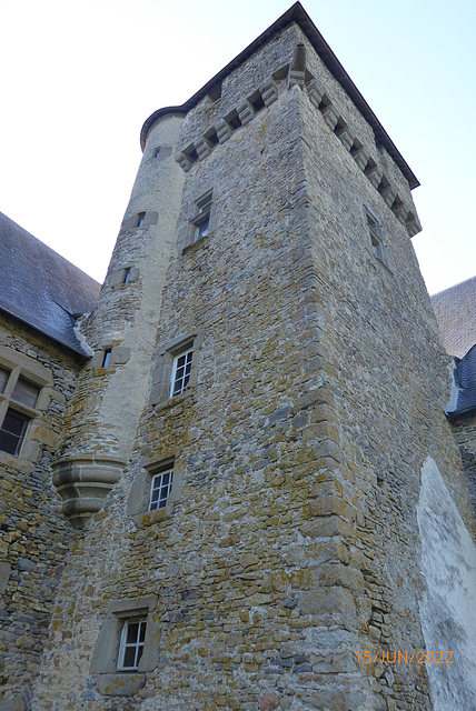 le château de la Grande Courbe à Brée (Mayenne) 1/4