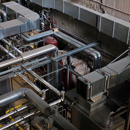 Geordnetes Rohrwirrwarr im Energiebunker (2 x PiP) - Hamburg