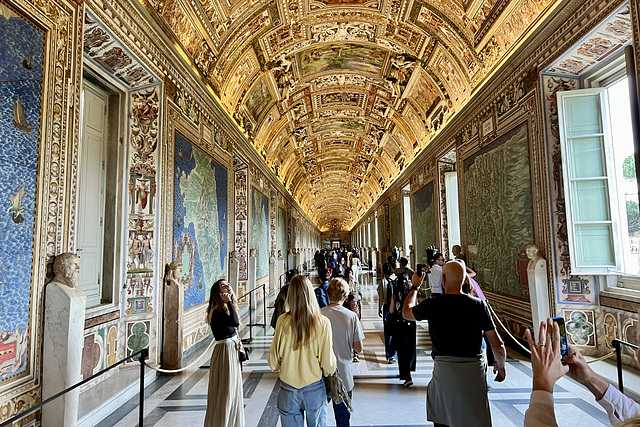 Vatican 2025 – Corridor
