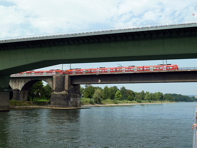 Eine S-Bahn der DB überquert die Eisenbahnbrücke über den Rhein bei Koblenz