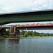Eine S-Bahn der DB überquert die Eisenbahnbrücke über den Rhein bei Koblenz