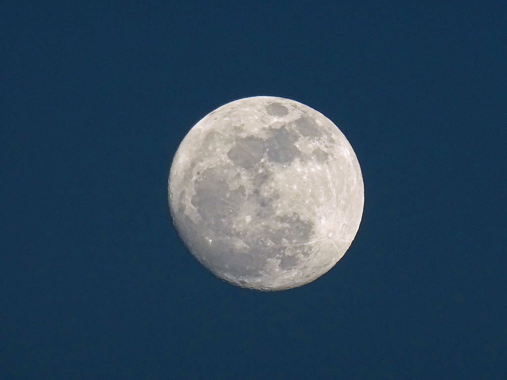 Moon seen from Phnom penh 2 dec ' 17