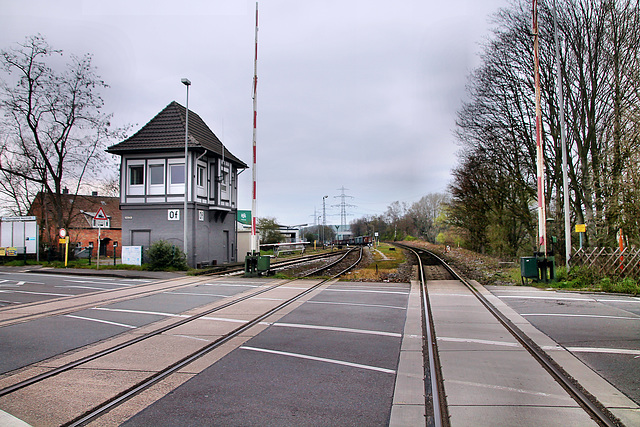 Bahnübergang Heerstraße, Gleise der Hafenbahn mit Stellwerk (Herne-Baukau) / 8.04.2023