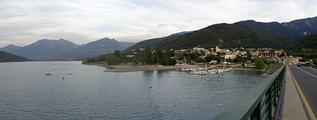 La ville de Savines-le-Lac que donnant sur le Lac de Serre-Ponçon, France