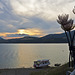 Le bateau au coucher du soleil (aux côtés de fleurs artistiques) sur le Lac de Serre-Ponçon, Savines-le-Lac, France