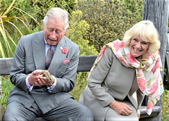 Princo Charles kaj edzino Camilla  renkontas vivantan fosilion, tielnomatan pontolacerron