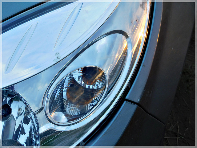 Reflets du soleil couchant sur ma voiture Dacia Sandero GPL.