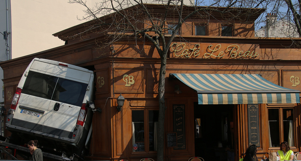 Qui a osé demander si c'était encore ma femme au volant . Café Le Beau fait partie d'un décor pour un film ..