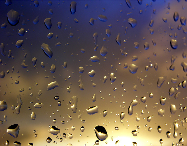 Blick durchs Fenster nach dem Gewitter