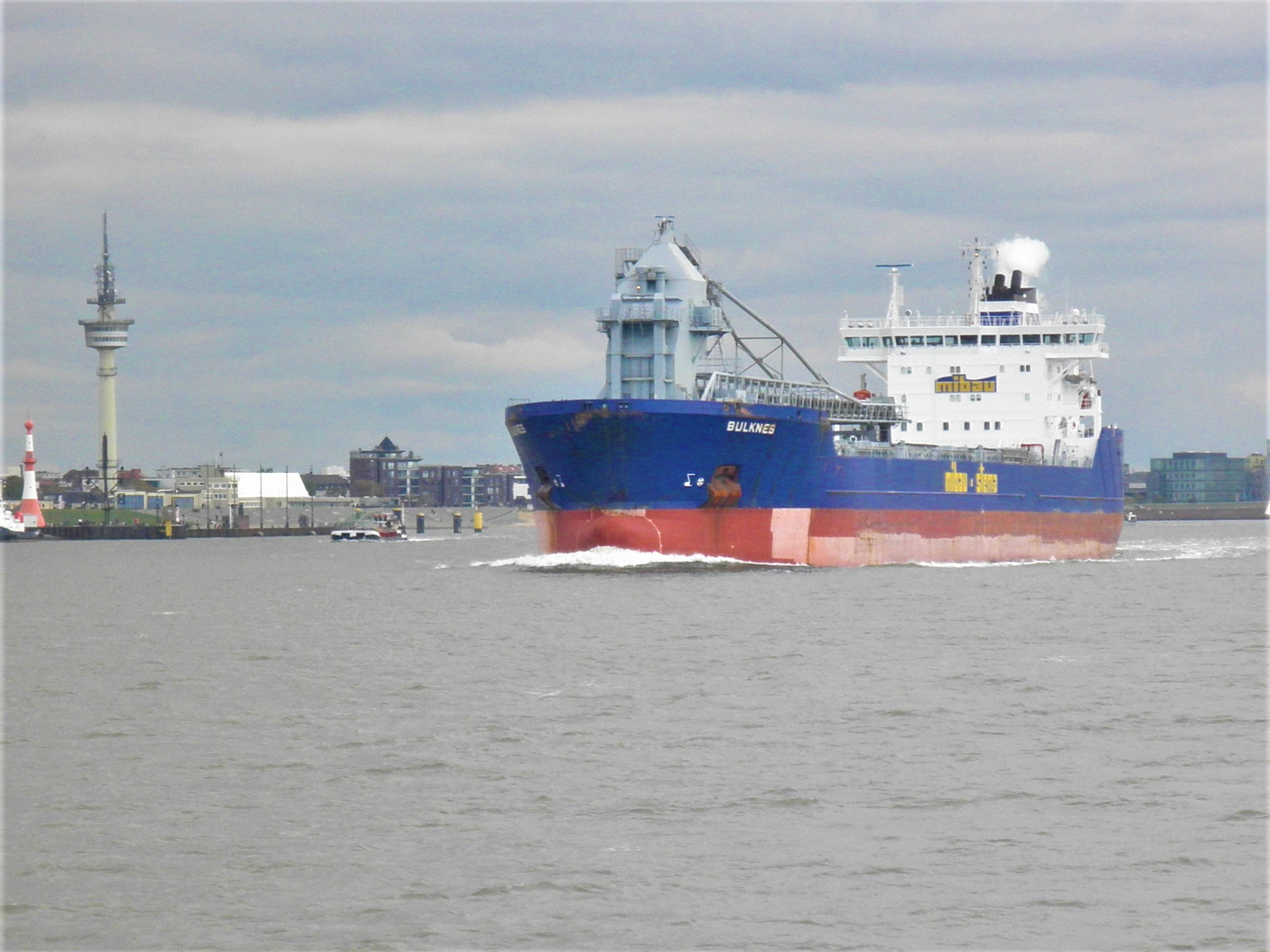 BULKNES passiert Bremerhaven