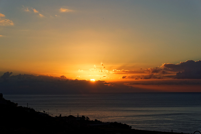 ... noch ein letzter Sonnenaufgang über der Bucht von Santa Cruz, bevor's wieder nach Hause geht ... (© Buelipix)