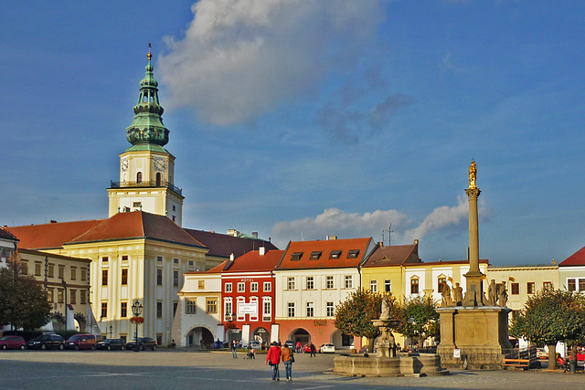 Kroměříž - rigardo el la ĉefa placo al parto de la ĉefepiskola palaco (kastelo)