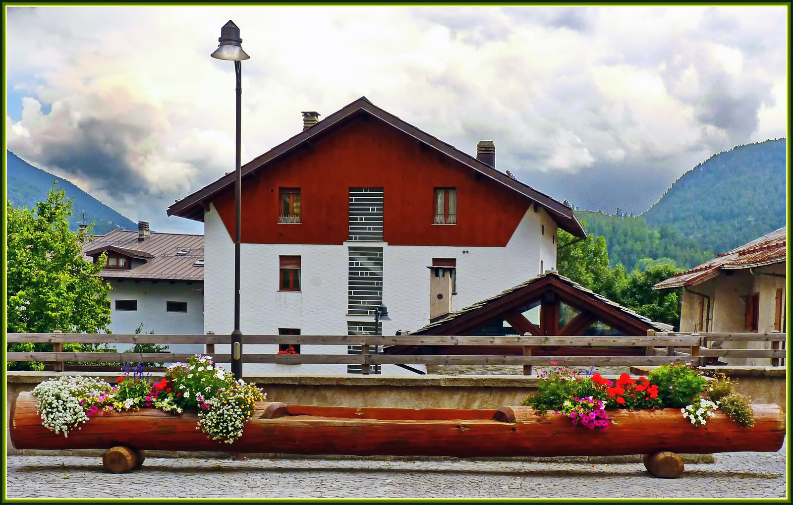 Bardonecchia : Panchina pubblica, ma anche fioriera ben curata  !