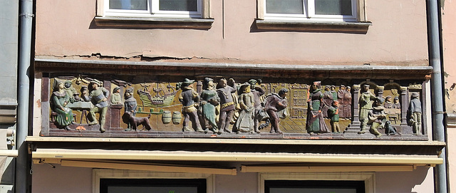 Bürger-Relief an einem schmalen Haus in Danzig