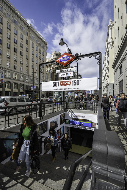 einer der Zugänge zur Metrostation Gran Via (© Buelipix)