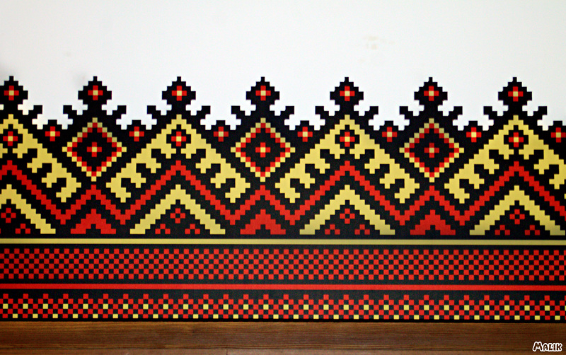 Tapis au motif artisanal inspiré.