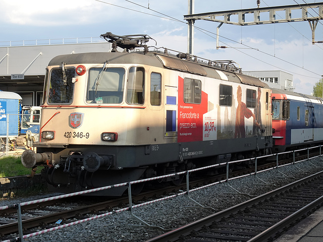 SBB Re 4/4 420 346-9 im Bahnhof Aarburg-Oftringen