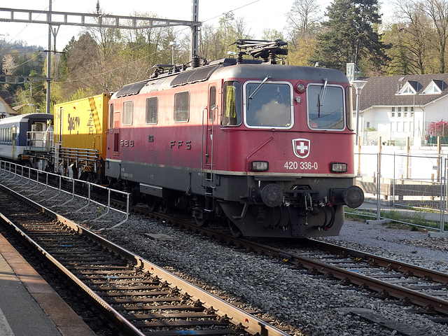 SBB Re 4/4 420 336-0 im Bahnhof Aarburg-Oftringen