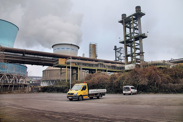 ThyssenKrupp Steel, Rohrbrücke und Gasfackel am Kraftwerk Hamborn (Duisburg-Bruckhausen) / 17.12.2022