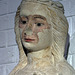 Elle a morflé la Vierge à l'Enfant . Statue du 15 e siècle . Musée Carnavalet .