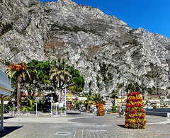 Die Uferpromenade von Limone unter steilen Felswänden. ©UdoSm