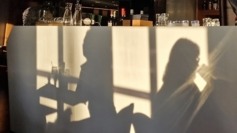 Schattenspiel an der Bar