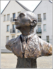 Statue de François Mauriac par Roger Vène à Dinan (22)