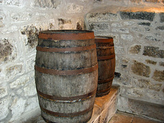 Die Mauer und die Whisky-Fässer