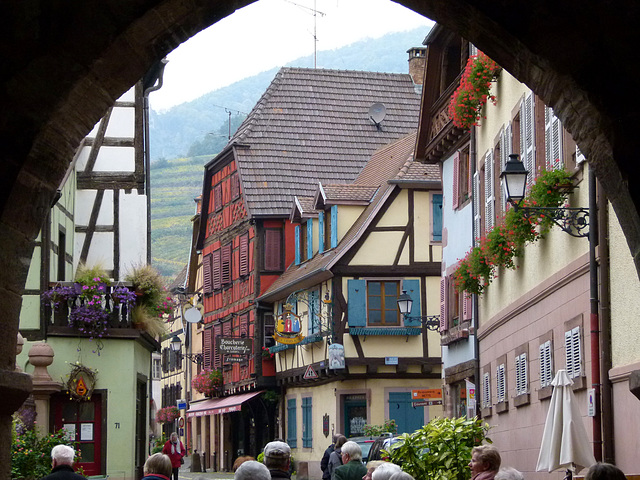 Grand'Rue durch das Metzgerturmtor