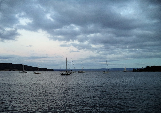 Lighthouse and sailboats /Phare et voiliers