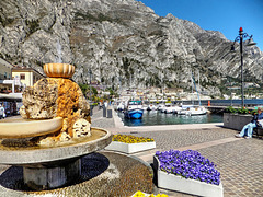 Ein Brunnen am neuen Hafen von Limone. ©UdoSm