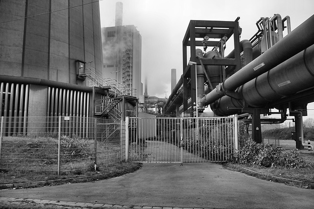 Thyssen-Kraftwerk Hamborn, zwischen Kühlturm und Rohrbrücke (Duisburg-Hamborn) / 17.12.2022