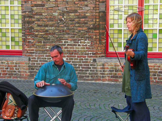 Pareja musical de calle, en Brujas.