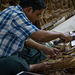 Holzschnitzer in Mandalay (© Buelipix)