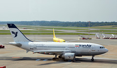 AIRBUS 310-304 der IranAir in Hamburg Fuhlsbüttel