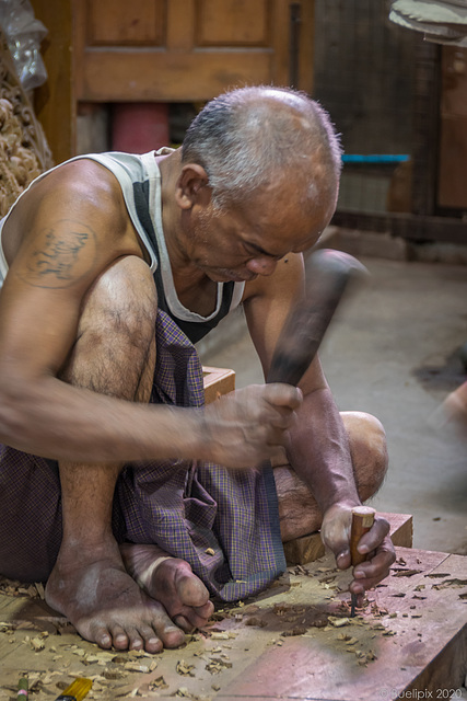 Holzschnitzer in Mandalay (© Buelipix)