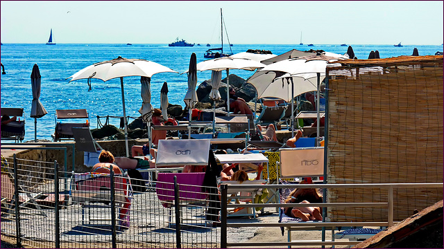 Genova : i primi ombrelloni in riva al mare