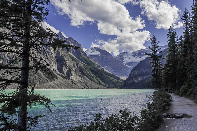 Lake Louise ... ein paar Meter vom asphaltierten Bereich entfernt unf man ist (fast) wieder alleine ... P.i.P.(© Buelipix)